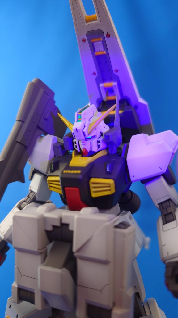 ツインアイ、頭部センサー及び脛部センサーには、UVライトで光るように蛍光色を塗装しました。