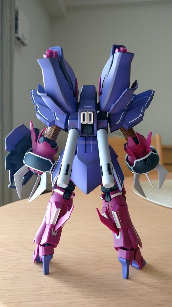 エンブレービングのシールは付属してますが、全て塗装しました。『ガンダムニューホワイト』は意外と隠蔽力が強く使いやすいです。