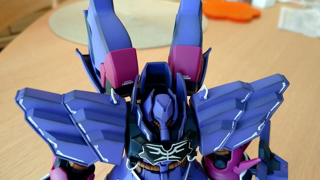 肩上と胸にガンダムビルダーパーツのフックを付けてみました。デカールは余り物です。。。