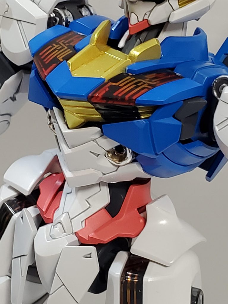 この、みぞおち辺りの丸いところですが、何のところか良くわからないですが、何かビームとか出そうなので、それっぽいもの付けました。