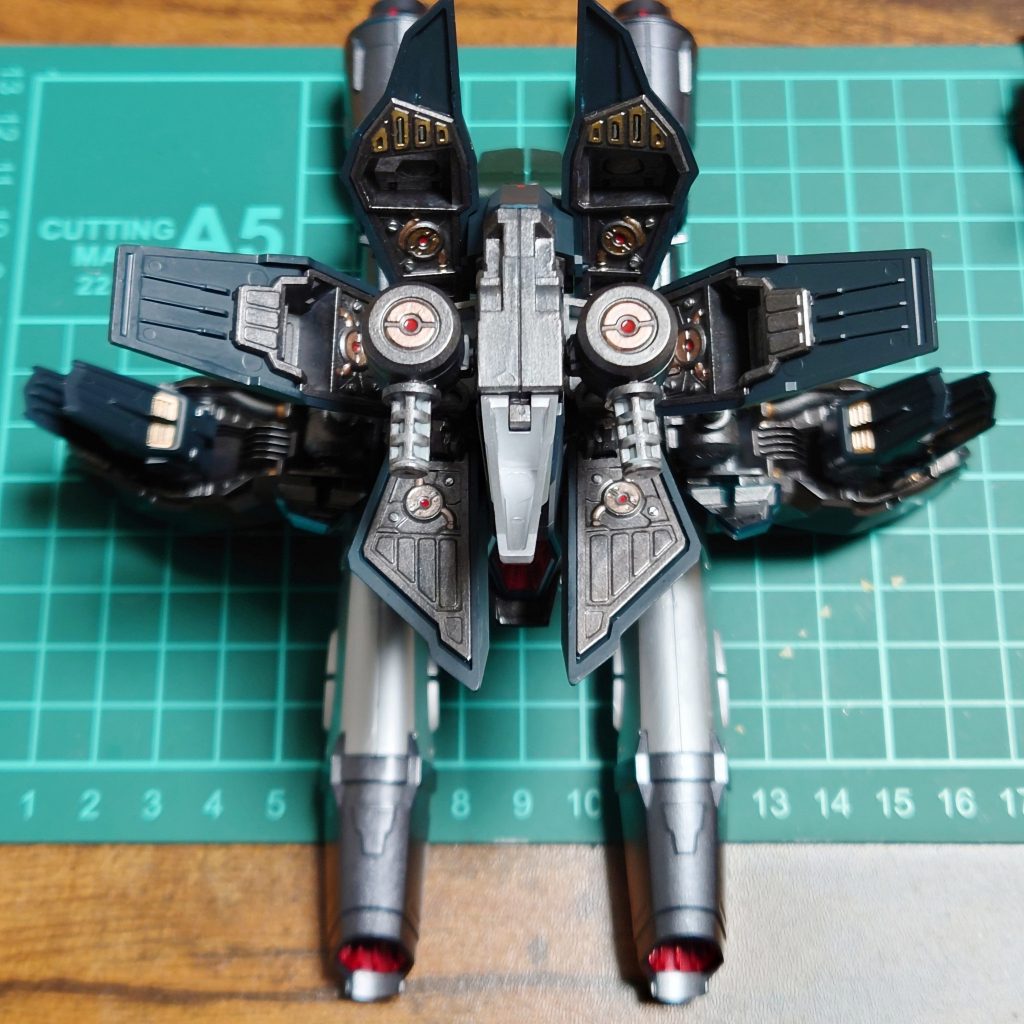 凝り性なので、見えないところも筆塗りで頑張ってしまいました。