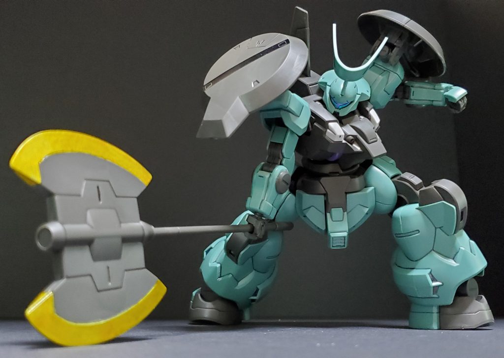 ラウダ専用機。専用のシールドや大型ヒートアックスが付き、角やバックパックが一般機とは異なります。大型ヒートアックスの刃部分はシルバーを塗り、上からクリアイエローをのせてます。ガンダムファラクトとの決闘は激アツでしたね！