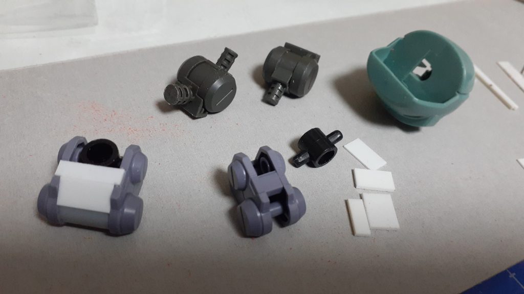 ジャンクパーツとポリキャップ、プラ板でもう一股関節追加してみたよ。太ももの上半分がめり込んでる感じが足が短く見える原因かな、と思ったのですよ。