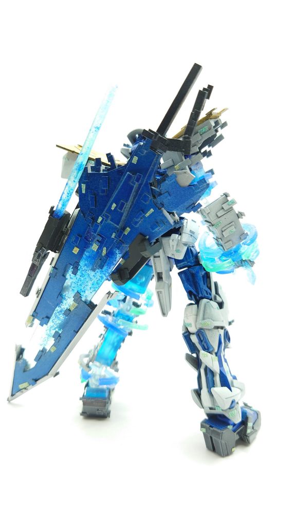 バグってる感出すためにクリアパーツがどうしても必要だと思いダイソー、セリアのレジンを使って自作しました。レジン難しくてたぶんガンプラ自体よりお金かかってるけど気にしない！！！！