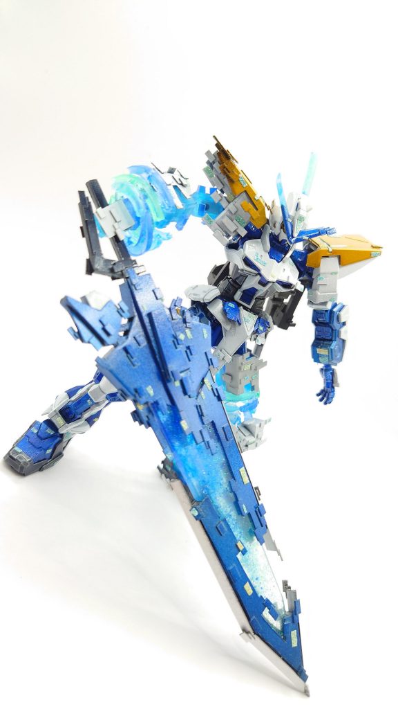 まずは大剣、タクティカルアームズ。だったもの。最初はキットのもの使おうと思ったんですが元々が長さはいいけども太さが太すぎると思ったのとバグらせるためのパーツの分割が難しくて、スクラッチのが早いな！ってなりました。基部のレジン作成が終盤だった事もありグラデーションにできました。