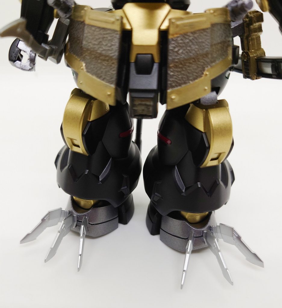 足に爪を付けてみました。