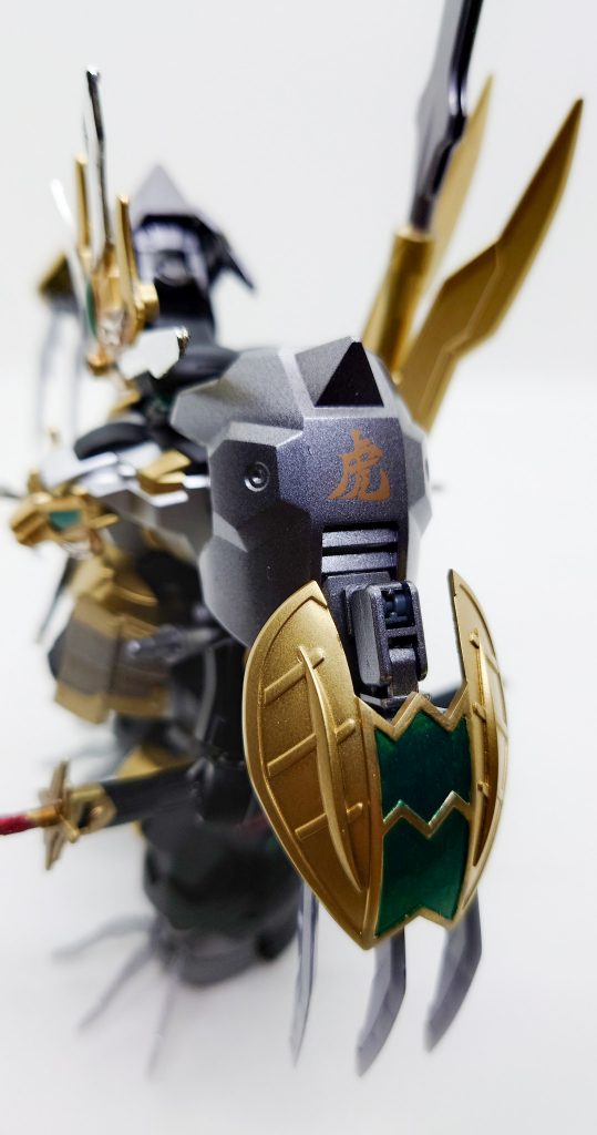 左肩のアーマーに「虎」の文字を入れてます。右肩と合わせると「猛虎」になります。