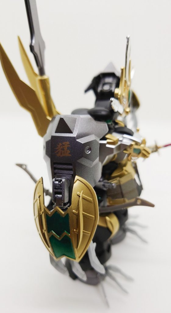 右肩のアーマーに「猛」の文字を入れてます。