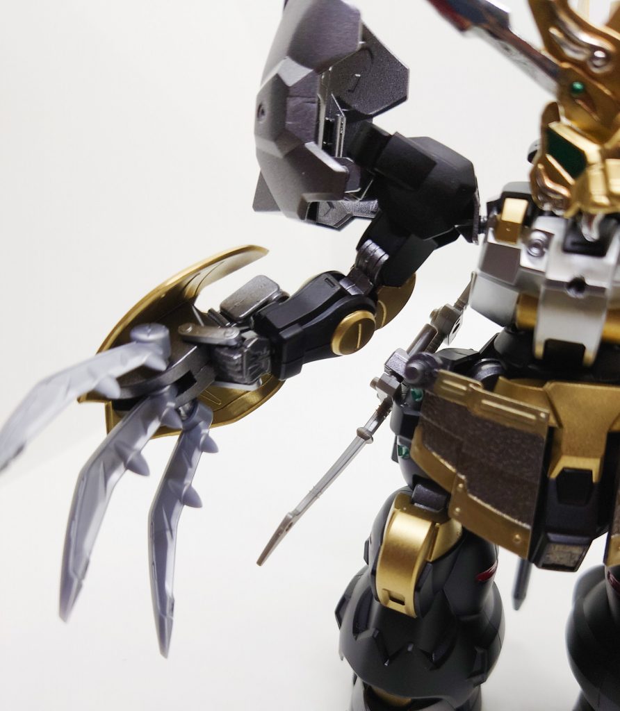 巨大クローはしっかり握ってます。