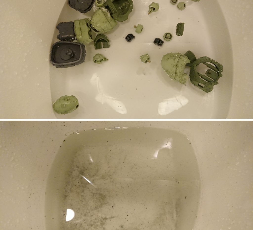 ⑤ぬるま湯につける⑥塩をおとす(ブラッシング)記事では水に20分(たぶん)だったと思いますが、ぬるま湯に1h程漬け込みました(本当は忘れていた)塩を落とす⑥では、金属ブラシを使用。後から気が付きましたが、塩を落とすだけではなく、上塗り部の「使用感」を演出するためにブラシで表面を丁寧に削る感覚が必要だったようです。 この時は(塩めっ！この塩めっ！！)と無心に塩落としをしてしまったため、必要以上に上塗りが剥がれたり、洗面台回りに上塗り塗料飛び散りそりゃ悲惨な状況になりましたので、「バスタイムに優雅に剥がす」ことを強くお薦めします♪