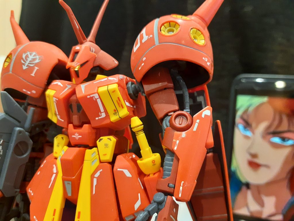 後ろの視線が、まさしく魔女…アクシズの魔女…_(^^;)ゞボディの塗装は、写真だと…オレンジっぽいですが…赤く塗装しました…が、キャラの視線魔法で…。氷の瞳に…映ってるよ~ッ!