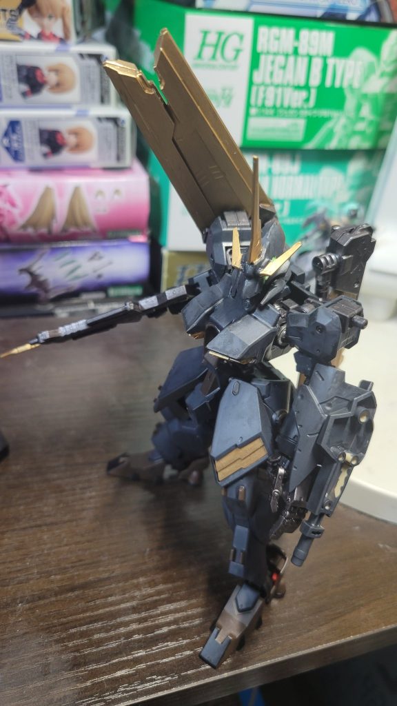 実は半年以上このポーズで机の上にいました。つけてない武装は塗装途中でモチベが続かずに埃かぶってました…