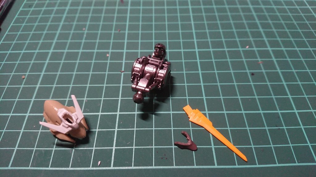 頭はガルバルディリベイクのモノアイ部分をくりぬいてアスタロトの角部分を接着、そこにガンダムフレームの頭を限界までニッパーで削って被せて接着剤でくっつけてますパテとかも使ってみたかったんですけど死ぬほどムズすぎて断念しました