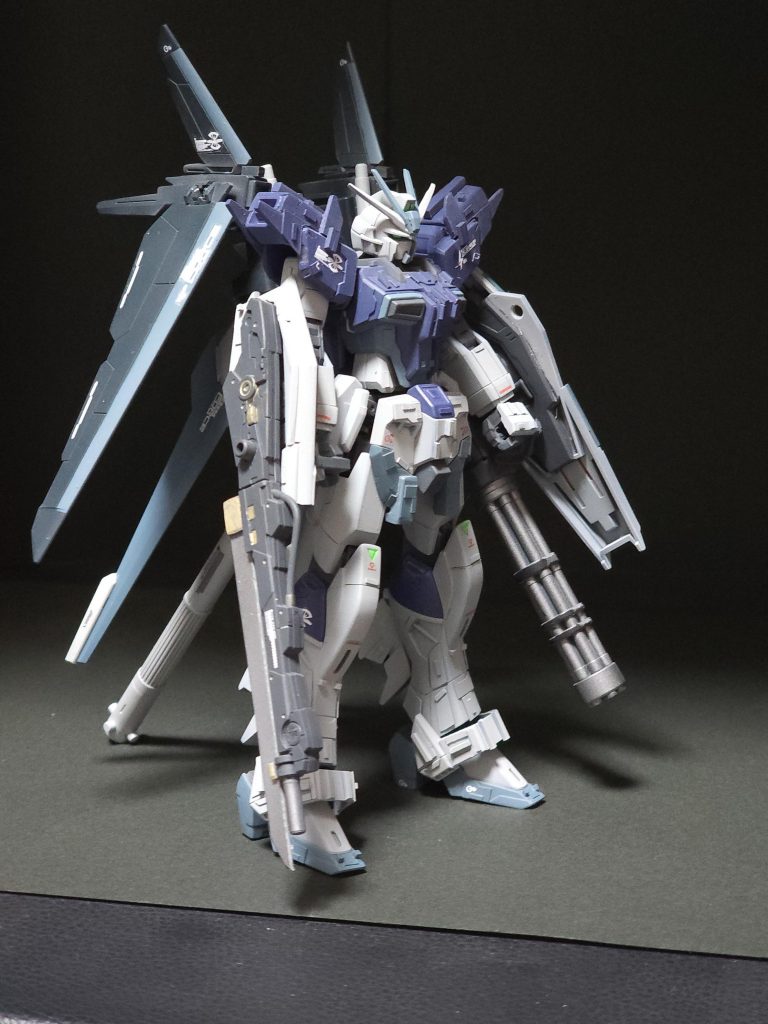 こちらは30MMのライフルに実体剣を添えて、展開前のシールドに埋め込んでみました。たぶんFAガンダムとかの影響です…