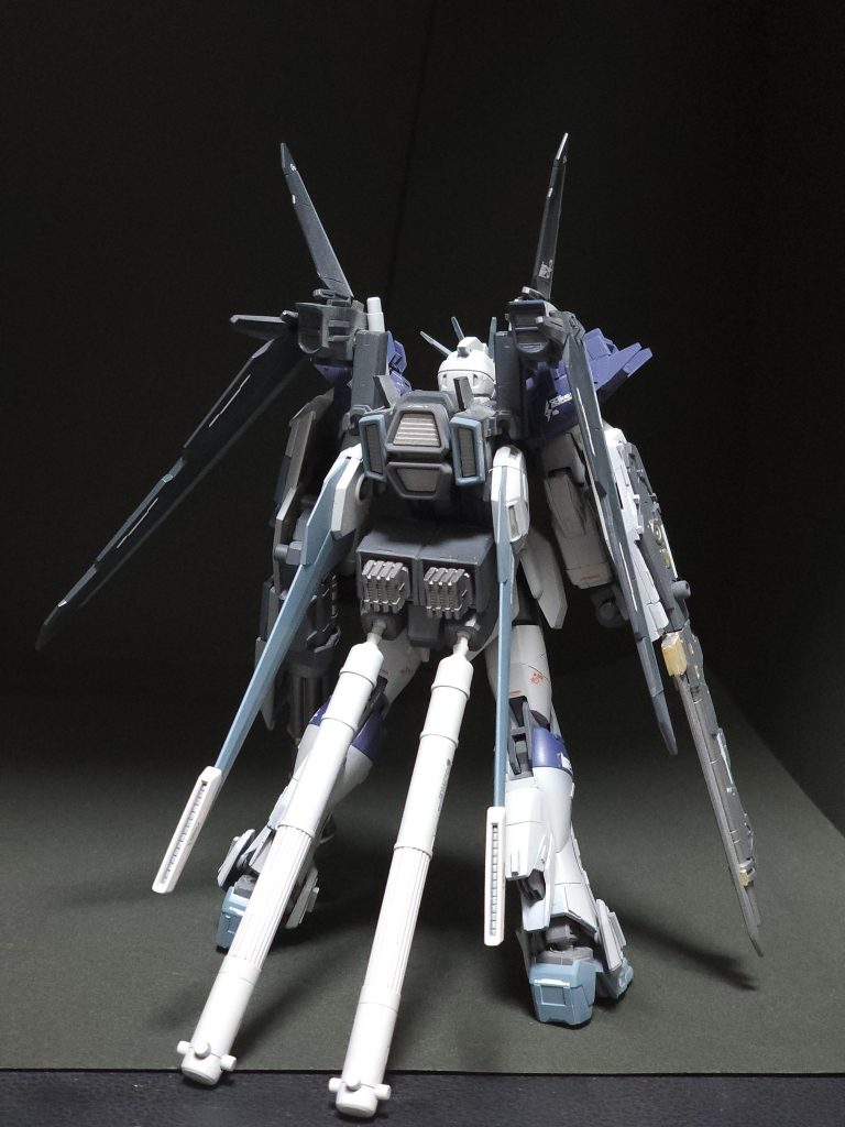 なぜプロペラントタンク?とツッコミが入ると思いますが、追加のバッテリーって設定でお願いします。名付けてデュートリオンブースター!余ってたバックパックにビルダーズパーツ貼り付けただけですけどね。