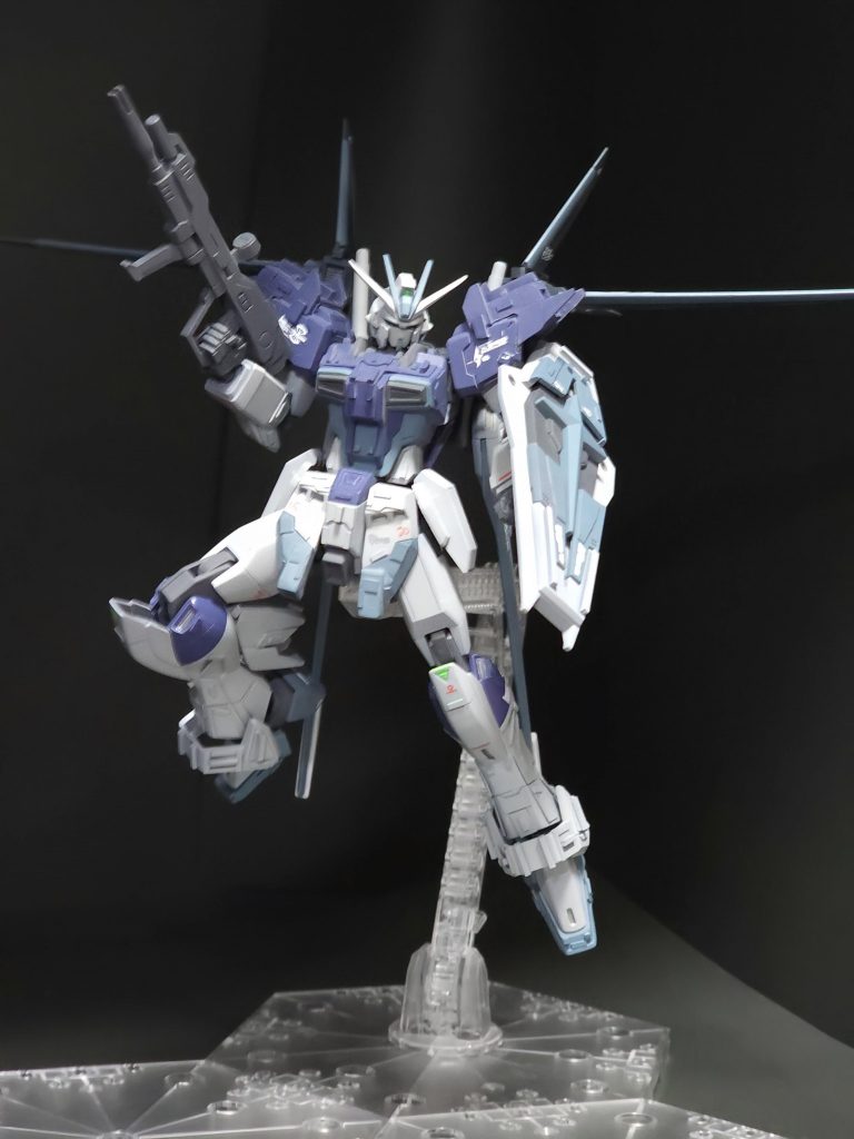 可動域が優秀でポーズが決まるあ、カラーリングは青系でまとめてます。白の部分は実際、プロビデンス並にグレーです