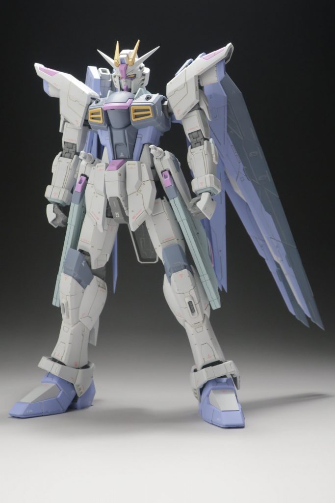 立像の小羽を畳んだ状態ではなく、普通のフリーダムの様に立たせたかったので後ろに倒れないように関節回りを調整してます