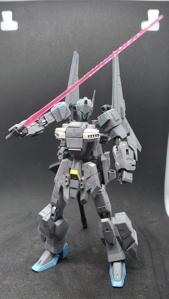 サイドスカートにはそれぞれビームサーベルとライフルをマウントできるようにしています。