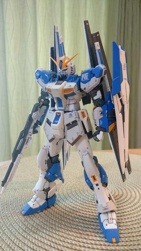 RG vガンダムですが、個人的に最高のガンプラだと思っています。MGは胴が短く腕が長いのが個人的に気にいらないのですが、RGは小顔でスタイルも良く、ファンネルもポロリしません。 また作りたくなるガンプラです。