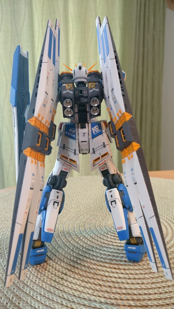 キットにファンネル接続パーツが一つ余分に入っているので、ビームサーベル側もファンネルを接続できるようにし、ファンネルを左右に3機づつに分けました。