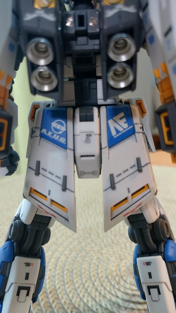 デカールはガンダムデカールを適当に貼り付けてます。エウーゴとアナハイムの機体だと誇張してます。