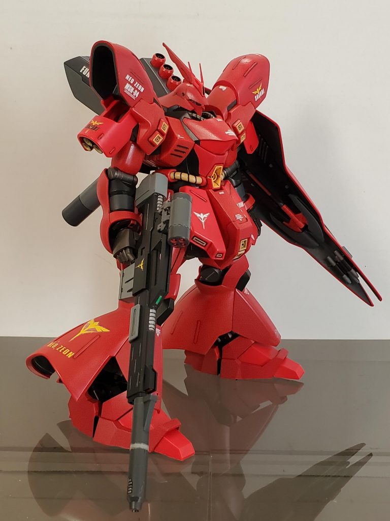 サザビーは、これまでのHGUCの機体と比べて一回り大きくて制作中も迫力満点でした~😊スミ入れ、部分塗装、ほんのチョットのスジ彫りを加えてます✨仕上げは艶消し吹きました👍武装だけでも手を加えたいと思い、ロングショットライフルを作りました🎵4連グレネードランチャー付きです💪
