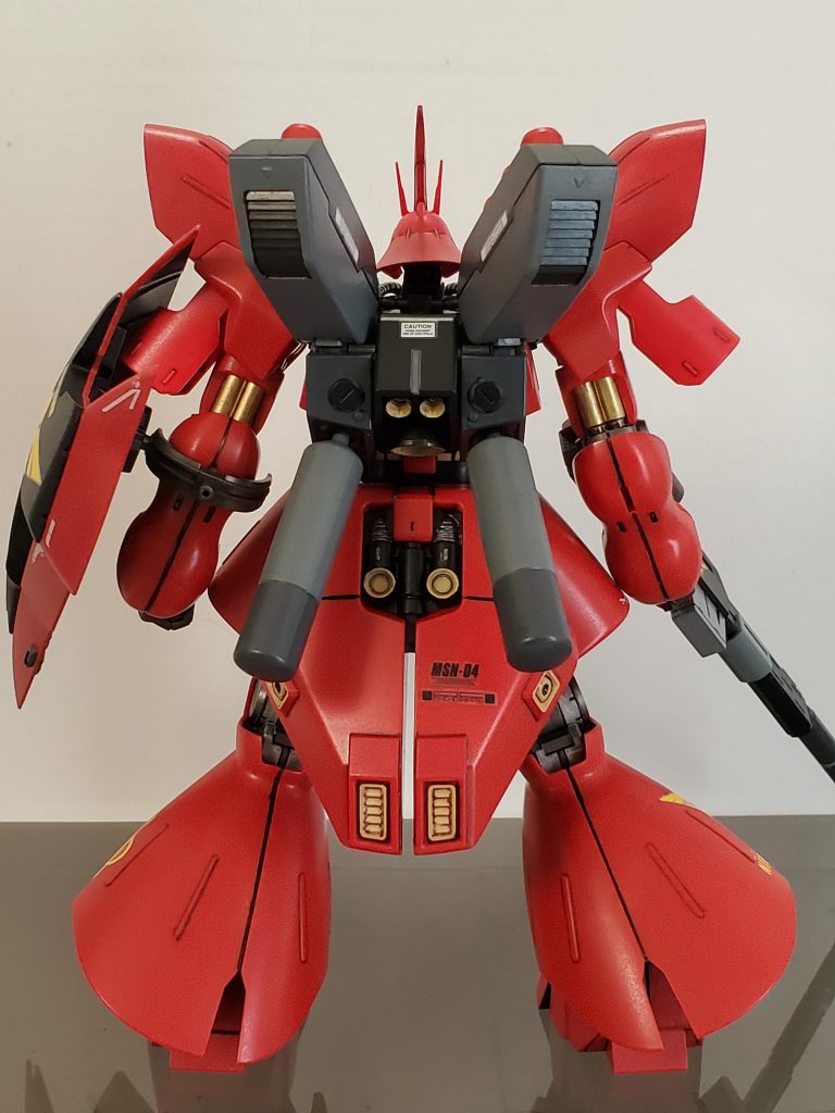 バックショット❕さすがにHGのためか成形色の色分けが不十分なので部分塗装はそこそこしてます✨背部も黒一色のため、ファントムグレーとニュートラルグレーのツートン仕上げ😆腕のシリンダーもゴールドに塗装してます🎵