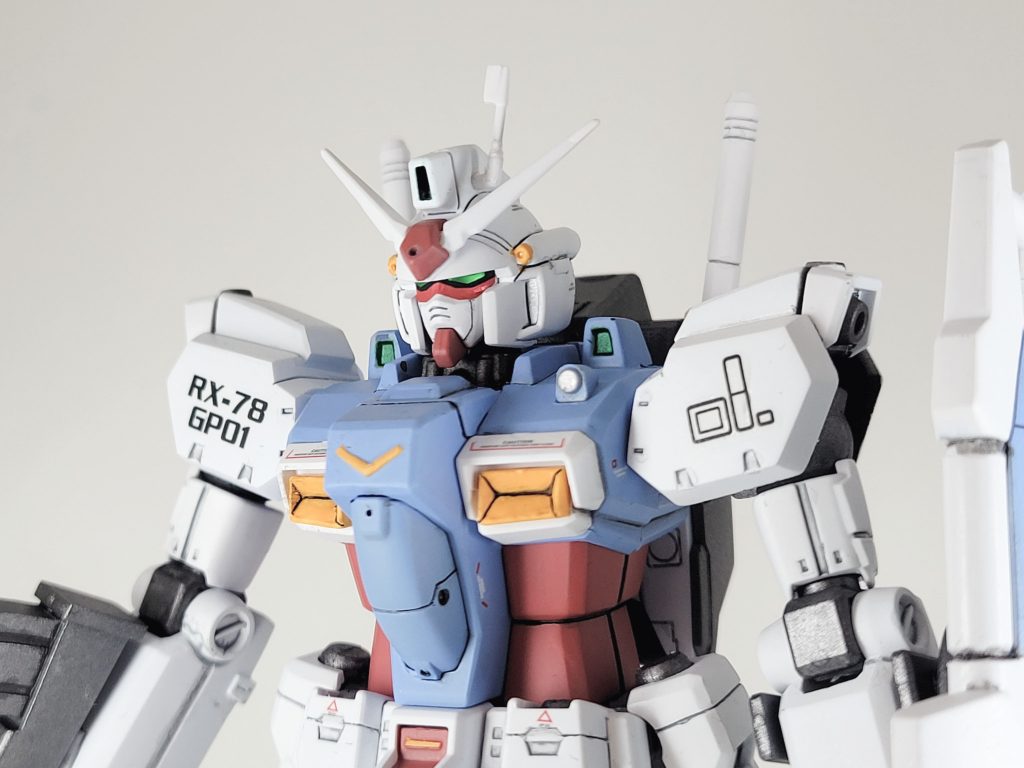 胴体センサー部・・・バッチリ合わせ目がでてしまうので、目立ちにくい後ろ側で胴体から切り取り。肩アーマー・・・オモチャ感を無くすために内部をフレームと同色で塗装。