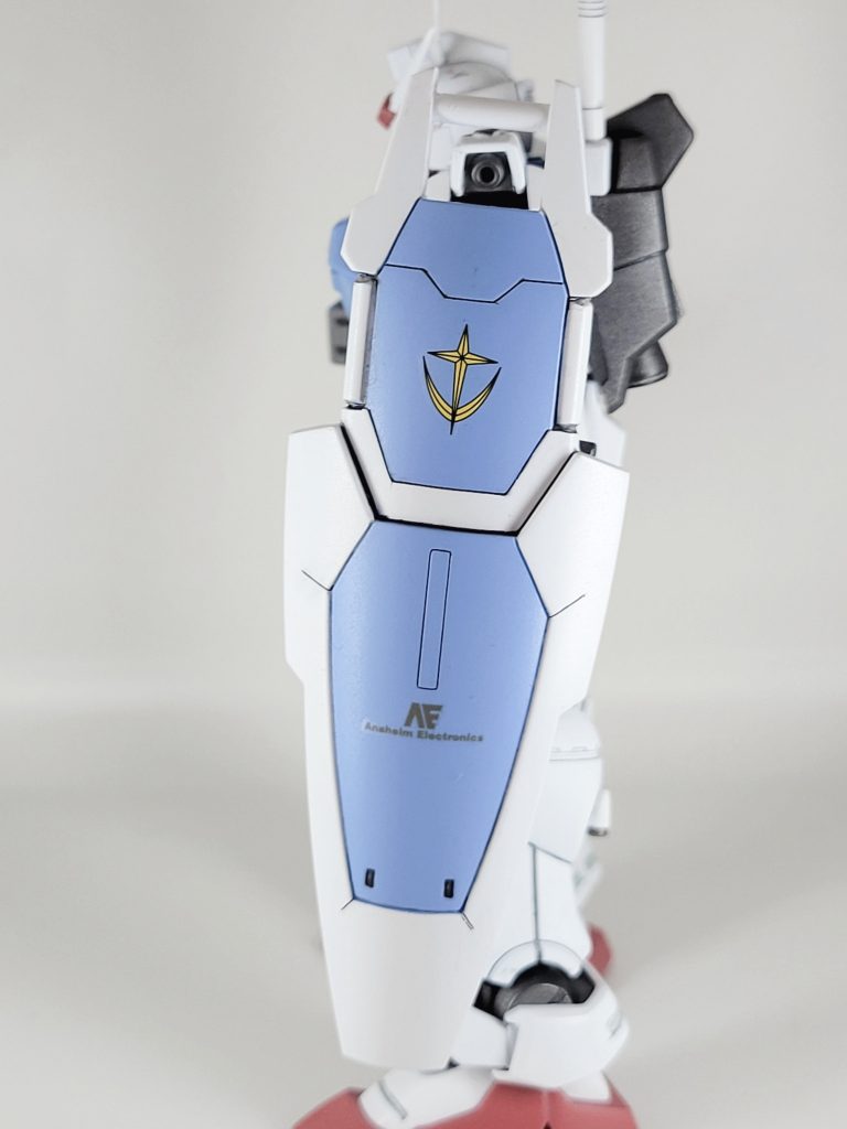 シールド・・・くどくならないよう、ほんの少しだけ、スジボリを追加。RGで表現されているパイプのようなパーツ分けを再現したいが為に削りこんでみましたが、それほど成果は得られずw「かっこいいから」という理由だけで、地球連邦軍とアナハイムエレクトロニクスのデカール貼りました。良く考えたら、「関係性バレるのヤバイのでは…?」と、トップコート吹いたあとに思いました。どうなんでしょう??