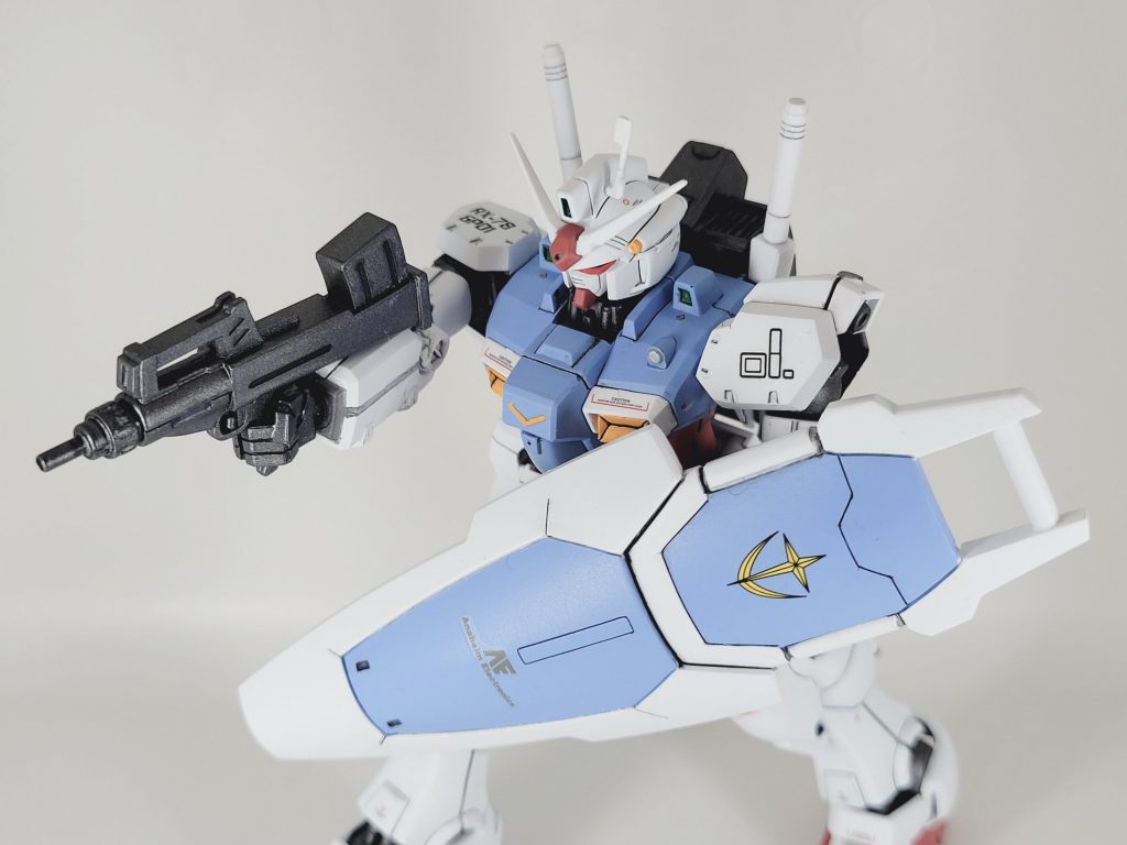 本キットはビームライフルもついてるのですが、コウ・ウラキが新米パイロットっぽい動きで90mmマシンガンをぶっぱなしてる方が好きなので、こちらの武装でポージング!