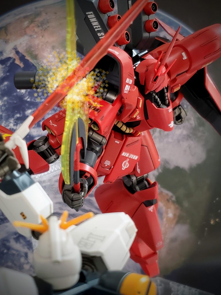 猛然と斬りつけるサザビー✨この後、サイコフレームが未知の力を発揮しアクシズは落下軌道を外れた…🌠