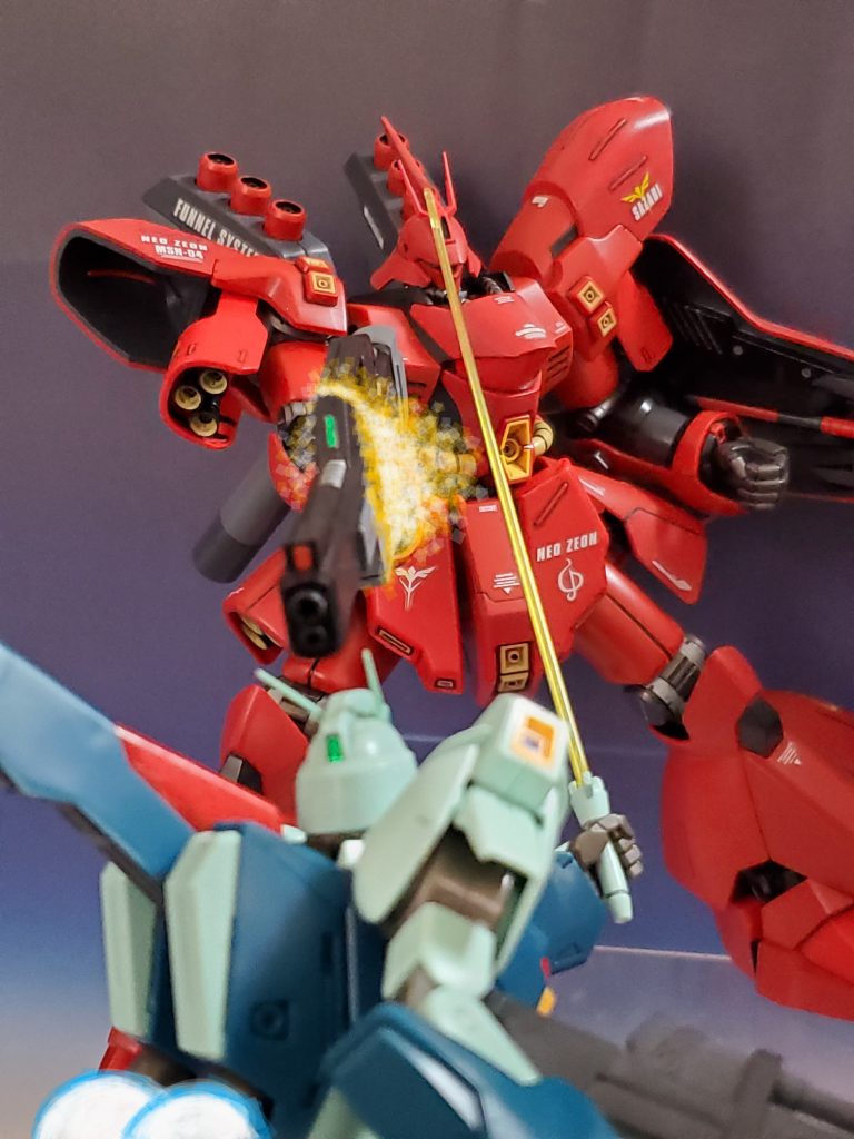 アムロのリガ・ズィと交戦するサザビー✨