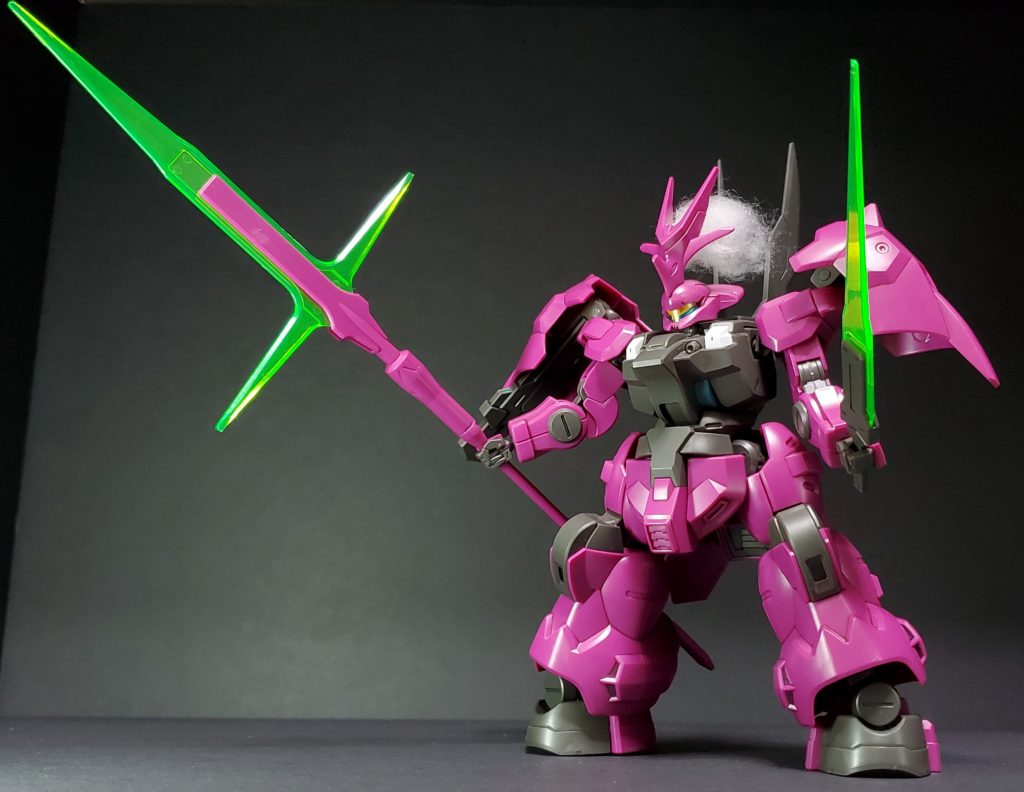 ビームパルチザン本機を象徴する巨大な十文字槍※11/13追記：ビームパルチザンのビームエフェクトパーツ、もっと奥まで差し込めたのにそれに気づかないという凡ミスしてました…。