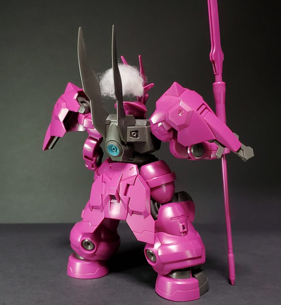 通常のディランザとは頭部の飾りやバックパックの形状が異なり、スパイクシールドやビームパルチザンといった追加装備があります。