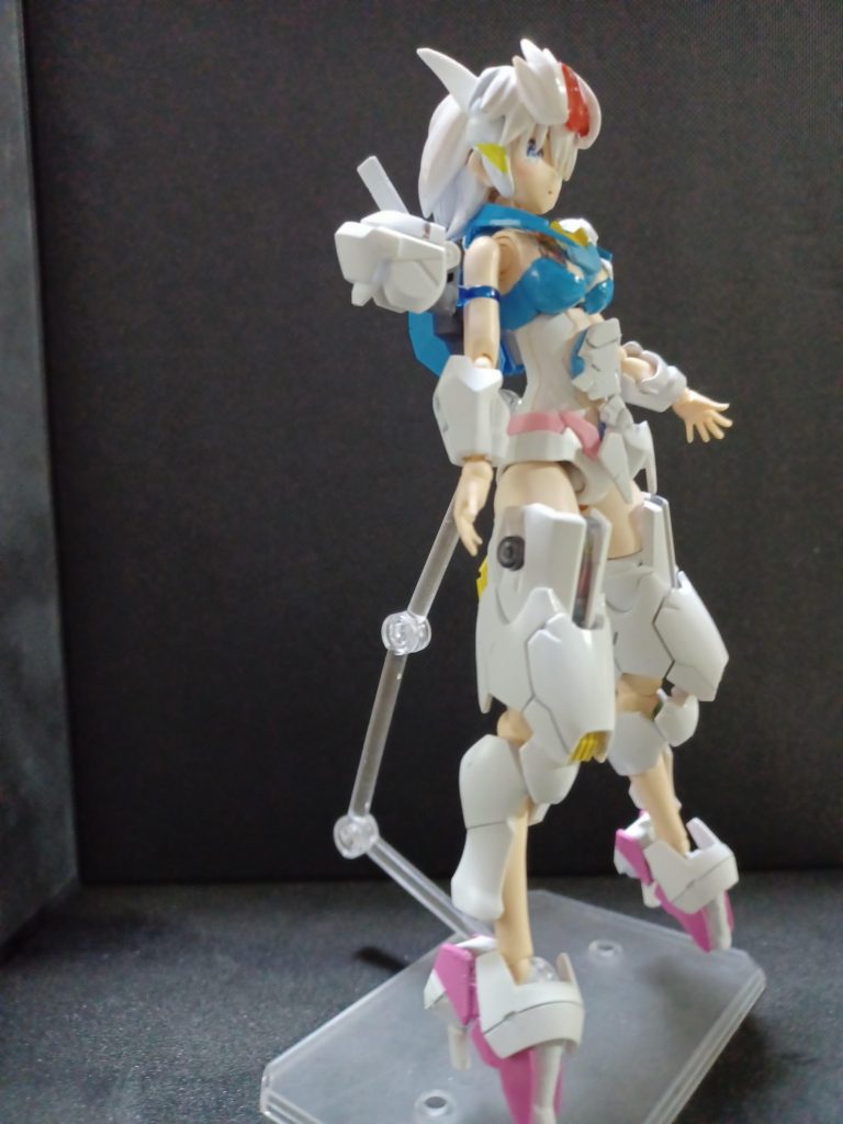 肩の部分のシェルは加工前にステッカーが行方不明のためにメッキステッカーを貼り付け