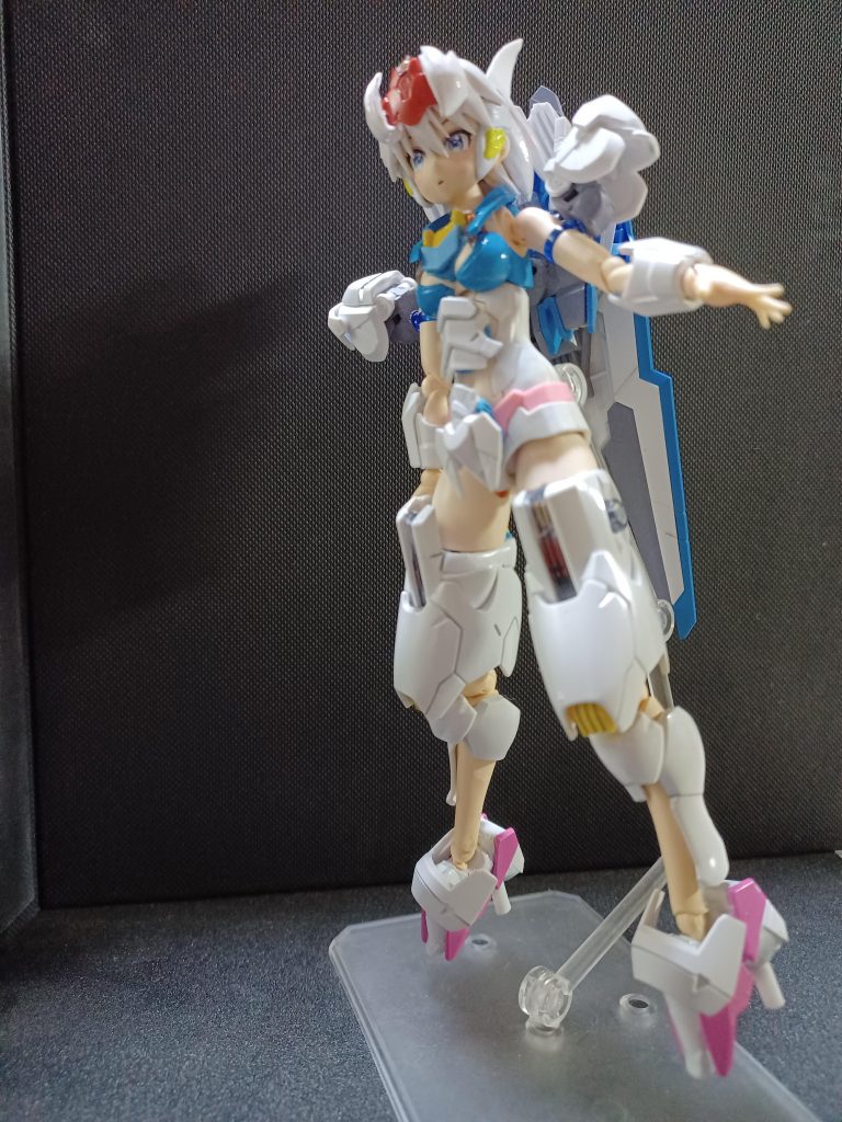 ピンヒール化しても自立出来ますが、流石にシールドとライフルを背中に付けると重心が後ろに行きます。