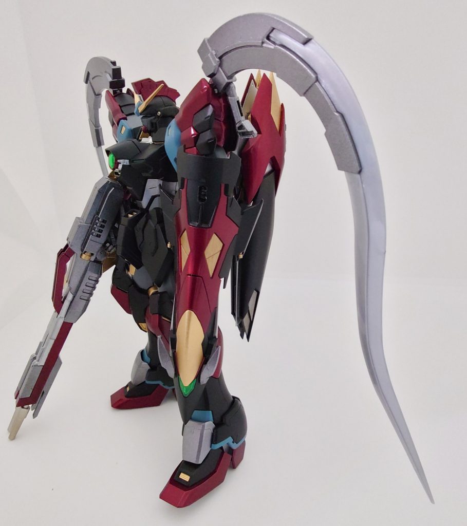 左側面左手にはウイングシールドを装備。