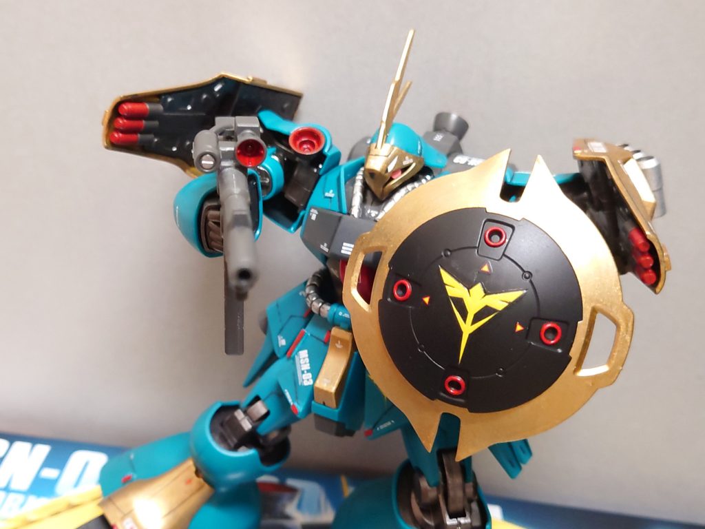 うまく撮れませんが、ビームライフル構えてます。