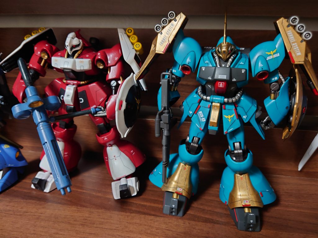 旧キットのクェス・エア機と比べてみましたが、最新版のほうがスマートな感じで、旧キットは重厚感があります。どちらもキットとしてはかなり良かったです！！