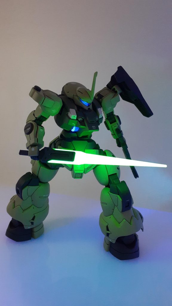 付属のビームトーチはクリアパーツだったのですが、更に蛍光クリアで塗ったらブラックライトでこの輝き!