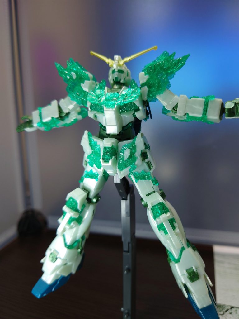 メガラニカを守るためにサイコフィールドを発生させるユニコーン