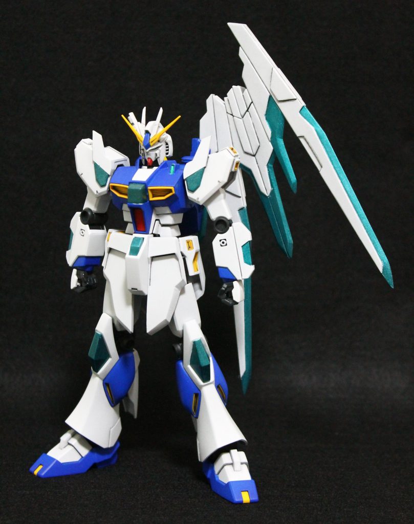 フィンファンネルのかわりにソードビットを装備した近接特化のガンプラです。「ν」がギリシャ数字なので同じくギリシャ語で「刃」を意味する(らしい)「クスィフォス」と名付けました。うーん中二感