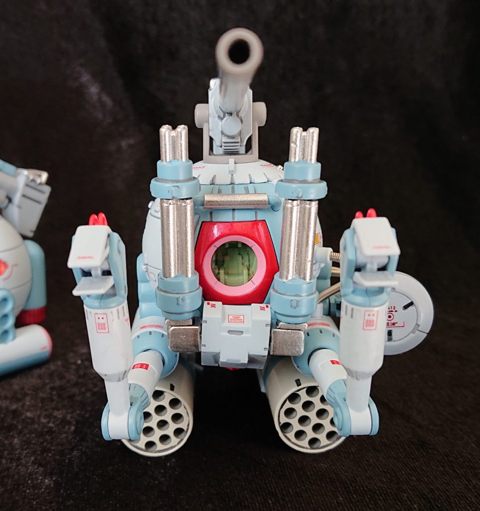 ガトリングガンは動くので、牙みたくなるのです。