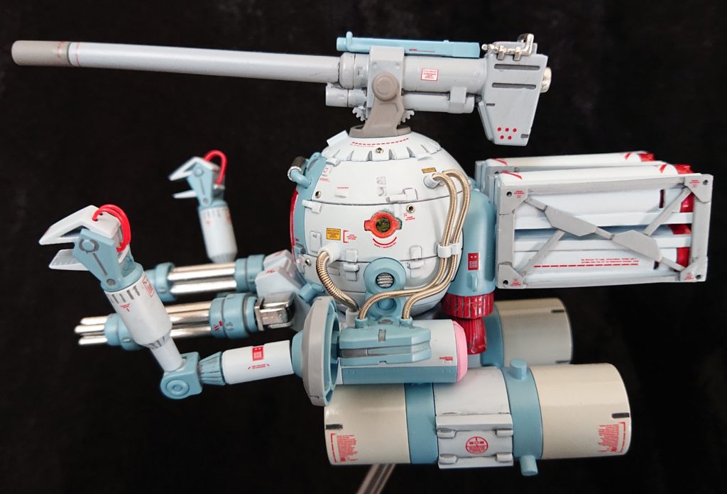 左側は、飾り棚の関係でちょっとボリュームアップ、初めてふにゃふにゃのスプリングみたいので動力パイプをつけてみた。