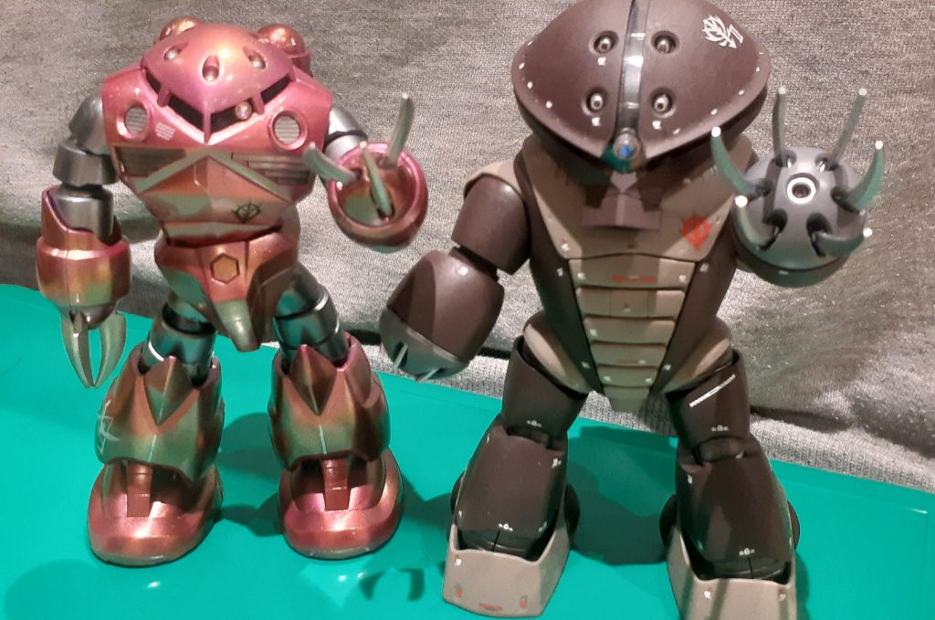 前に制作したシャア専用ズゴックと…