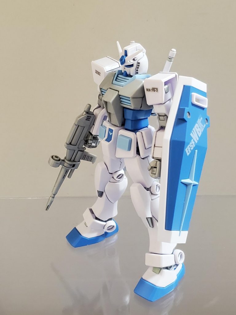 とても綺麗な成形色なので、それを活かしほんの少しの部分塗装、グレーのガンダムマーカーで墨入れ🖌️のみで仕上げてます😊🎶