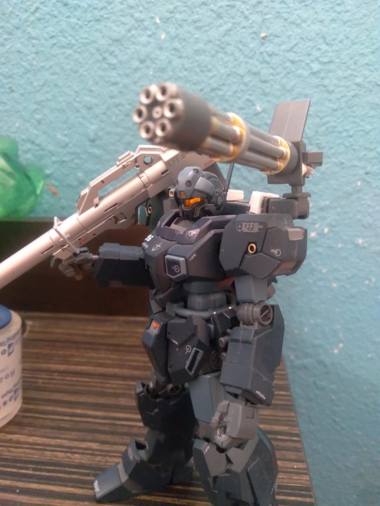 The bazooka is from the hguc hi nu. I painted it in silver and dark grey. The gatling gun is from the hguc gouf custom.