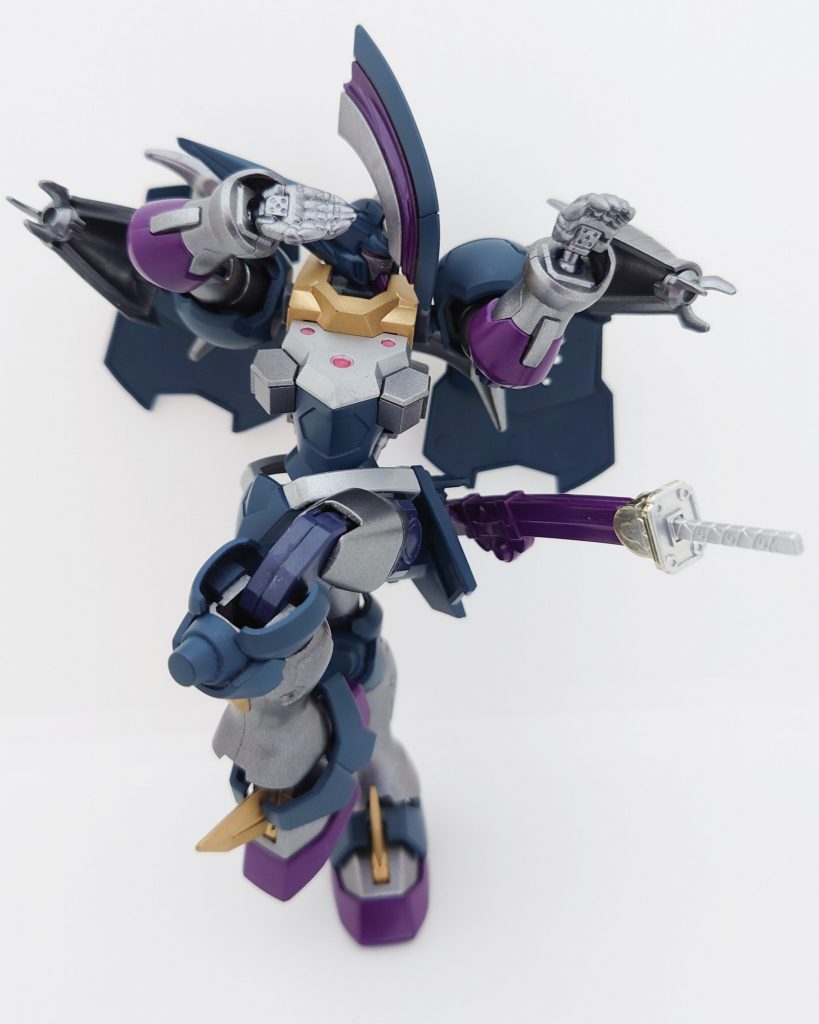 頭部のトサカが鉄血をイメージした部分です。