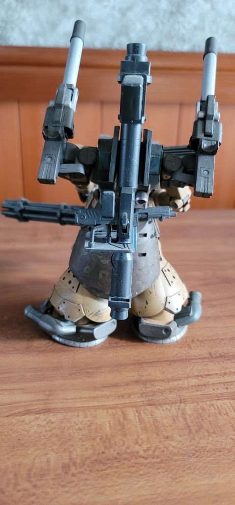 バズーカは磁石で取りつけます。後スカートはプラ板とパテで延長しました。