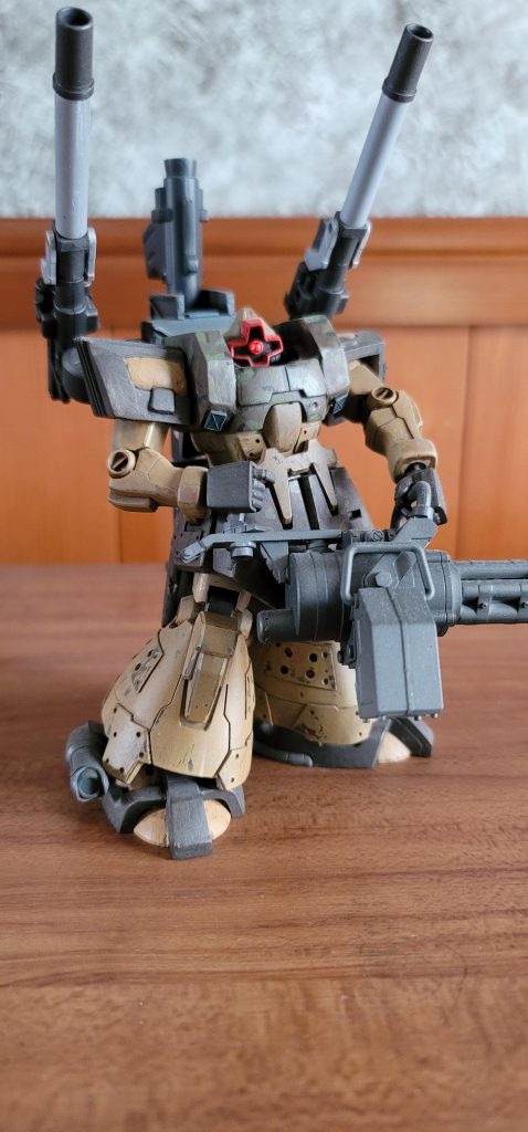 肩をプラ板とパテで大きくして、装甲の補強と言った感じで各所プラ板を貼ってます。 